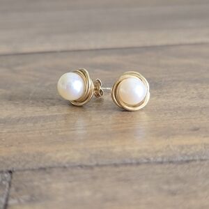 14k Yellow Gold Pearl Stud Earrings